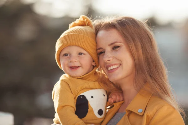 Hermosa familia feliz en un paseo por el parque de otoño —  Fotos de Stock