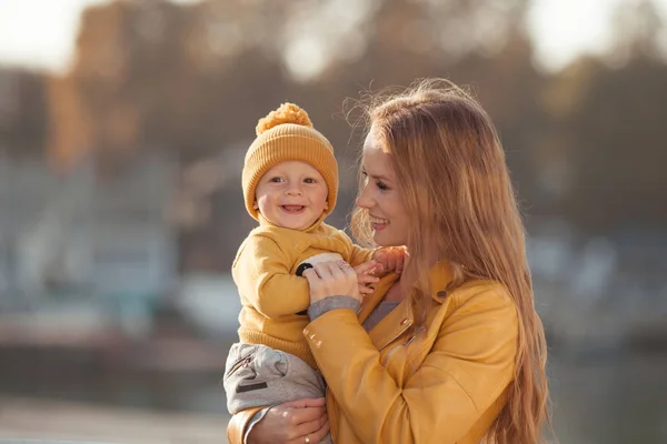 Schöne glückliche Familie bei einem Spaziergang im Herbstpark — Stockfoto