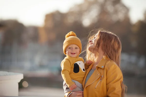 Schöne glückliche Familie bei einem Spaziergang im Herbstpark — Stockfoto