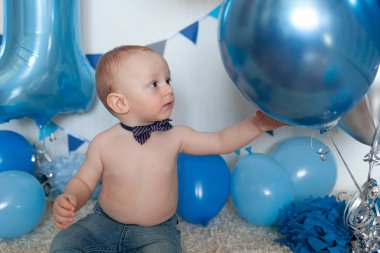 Süslü alanda bebeğin doğum günü, mutlu bir çocuğun portresi.