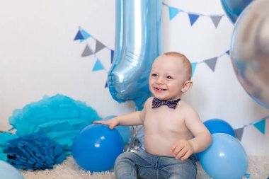 Süslü alanda bebeğin doğum günü, mutlu bir çocuğun portresi.