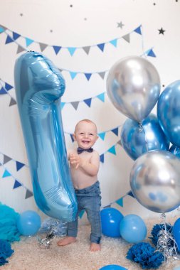 Süslü alanda bebeğin doğum günü, mutlu bir çocuğun portresi.