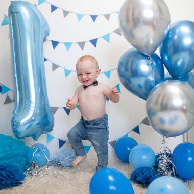 Süslü alanda bebeğin doğum günü, mutlu bir çocuğun portresi.