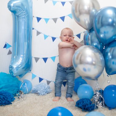 Süslü alanda bebeğin doğum günü, mutlu bir çocuğun portresi.