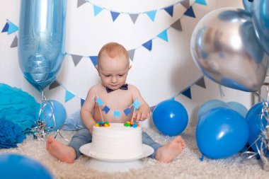 Süslü alanda bebeğin doğum günü, mutlu bir çocuğun portresi.