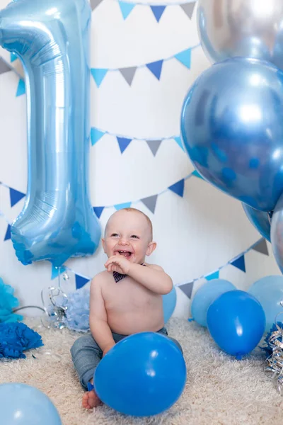 Süslü alanda bebeğin doğum günü, mutlu bir çocuğun portresi. — Stok fotoğraf