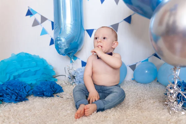 День рождения ребенка в украшенной зоне, портрет счастливого мальчика — стоковое фото