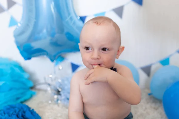 Babygeburtstag im dekorierten Bereich, Porträt eines glücklichen Jungen — Stockfoto