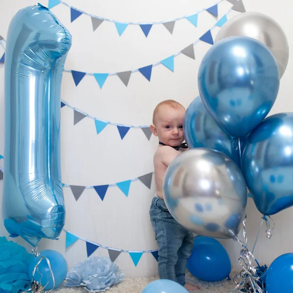 День рождения ребенка в украшенной зоне, портрет счастливого мальчика — стоковое фото