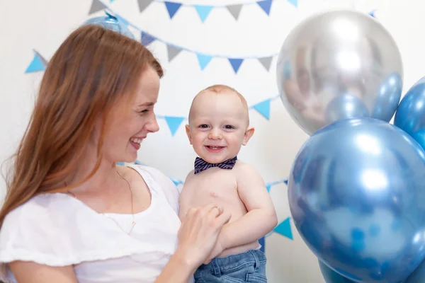 誕生日の装飾の背景に幸せな母親と赤ちゃんの肖像画 — ストック写真