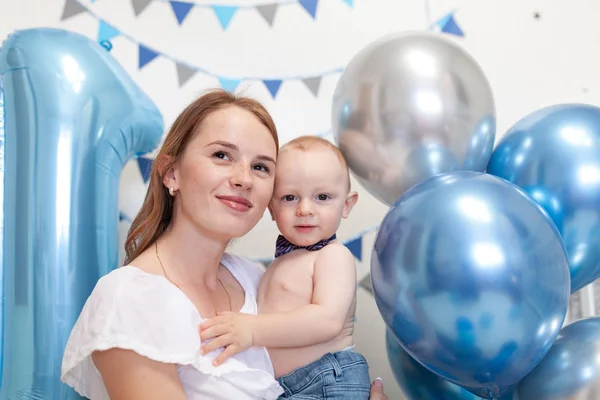 誕生日の装飾の背景に幸せな母親と赤ちゃんの肖像画 — ストック写真