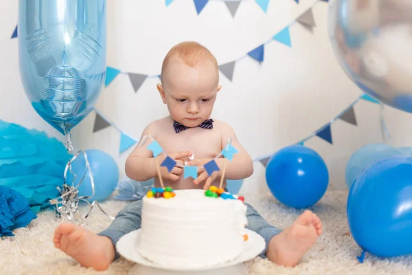 Aniversário do bebê na área decorada, retrato de um menino feliz — Fotografia de Stock