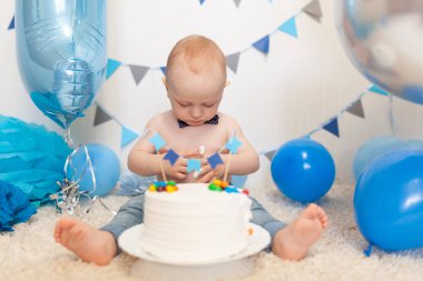 Süslü alanda bebeğin doğum günü, mutlu bir çocuğun portresi.
