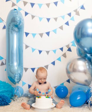 Süslü alanda bebeğin doğum günü, mutlu bir çocuğun portresi.