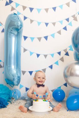 Süslü alanda bebeğin doğum günü, mutlu bir çocuğun portresi.
