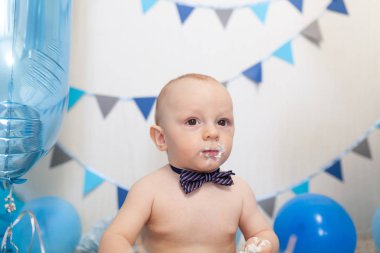 Süslü alanda bebeğin doğum günü, mutlu bir çocuğun portresi.