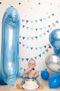 Süslü alanda bebeğin doğum günü, mutlu bir çocuğun portresi.