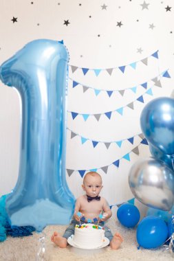 Süslü alanda bebeğin doğum günü, mutlu bir çocuğun portresi.
