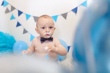 Süslü alanda bebeğin doğum günü, mutlu bir çocuğun portresi.