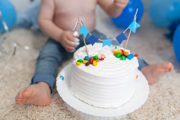 Cumpleaños del bebé en la zona decorada, retrato de un niño feliz — Foto de Stock