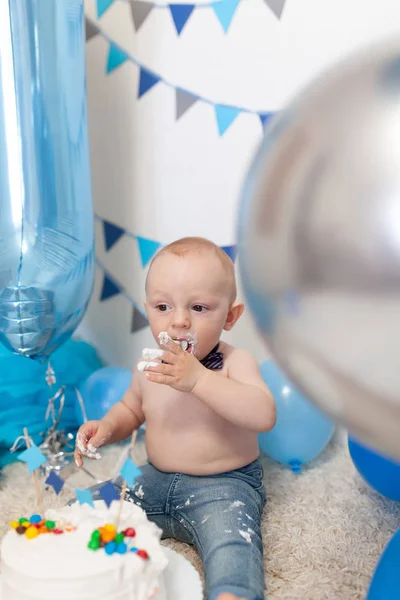 Cumpleaños del bebé en la zona decorada, retrato de un niño feliz — Foto de Stock