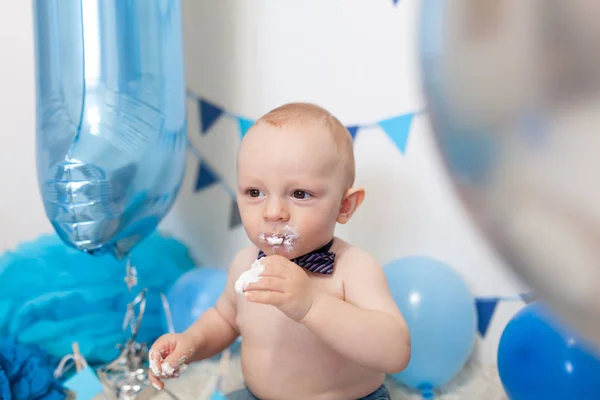 Cumpleaños del bebé en la zona decorada, retrato de un niño feliz — Foto de Stock