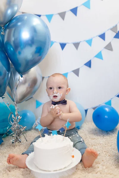 Cumpleaños del bebé en la zona decorada, retrato de un niño feliz — Foto de Stock