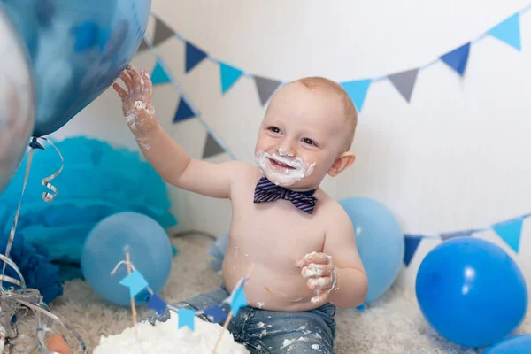 Süslü alanda bebeğin doğum günü, mutlu bir çocuğun portresi. — Stok fotoğraf