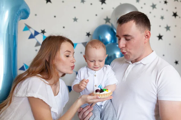 Doğum günü dekorasyonunun arka planında mutlu anne, baba ve bebeğin portresi — Stok fotoğraf