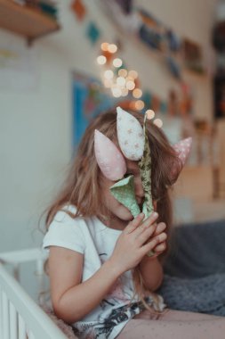 İçerde kumaş laleleri olan neşeli bir kızın portresi.