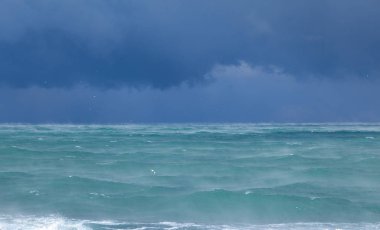 Karadeniz 'de dalgalar ve fırtına, dramatik manzara