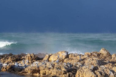 Karadeniz 'de dalgalar ve fırtına, dramatik manzara