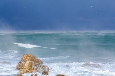 Karadeniz 'de dalgalar ve fırtına, dramatik manzara