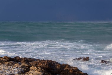 Karadeniz 'de dalgalar ve fırtına, dramatik manzara