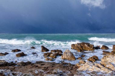Karadeniz 'de dalgalar ve fırtına, dramatik manzara