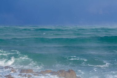 Karadeniz 'de dalgalar ve fırtına, dramatik manzara