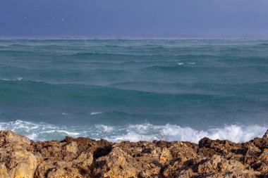 Karadeniz 'de dalgalar ve fırtına, dramatik manzara