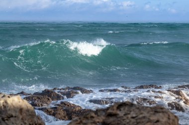 Karadeniz 'de dalgalar ve fırtına, dramatik manzara