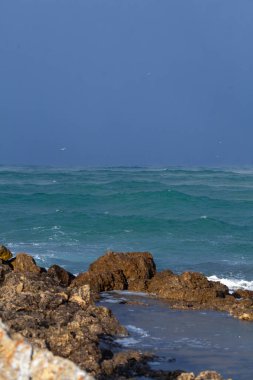 Karadeniz 'de dalgalar ve fırtına, dramatik manzara