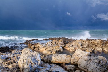 Karadeniz 'de dalgalar ve fırtına, dramatik manzara