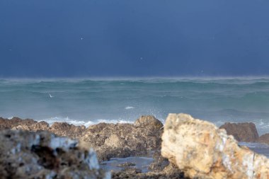 Karadeniz 'de dalgalar ve fırtına, dramatik manzara
