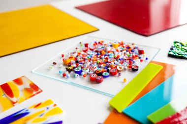 Beyaz bir masada füzyon için çok renkli cam, yakın plan.