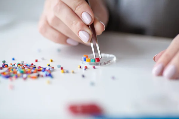 Mujer Pone Mosaico Vidrio Con Pinzas Fusión Artesanía —  Fotos de Stock