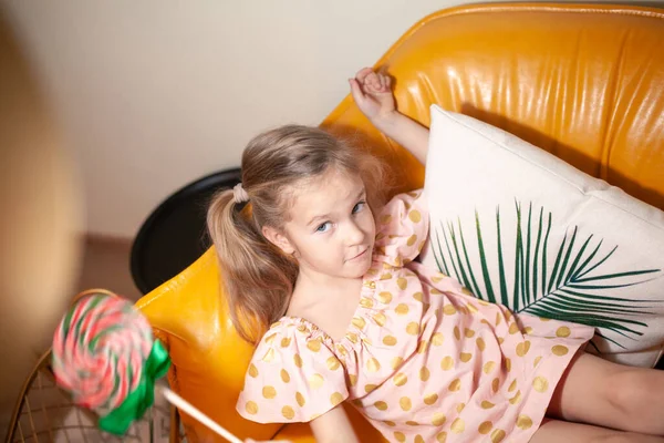 Porträt Eines Glücklichen Mädchens Mit Einem Bonbon Das Kind Sitzt — Stockfoto