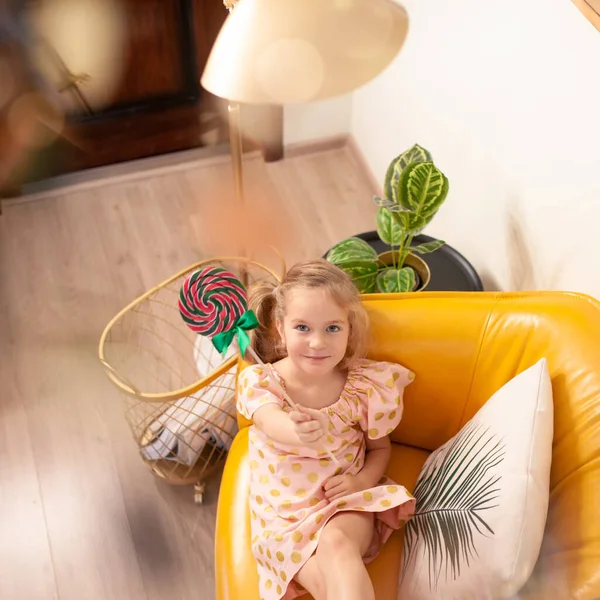 Retrato Uma Menina Feliz Com Doce Criança Senta Sofá Amarelo — Fotografia de Stock