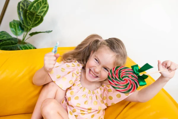 Retrato Uma Menina Feliz Com Doce Criança Senta Sofá Amarelo — Fotografia de Stock