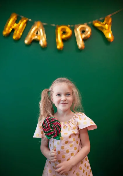 Portret Van Een Gelukkig Meisje Met Een Snoepje Een Groene — Stockfoto