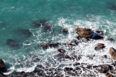 Deniz ve uçurumun güzel panoramik manzarası, Karadeniz 'de bir dağ, manzara, kıyı yolculuğu ve doğa.