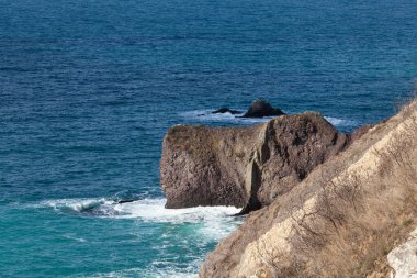 Deniz ve uçurumun güzel panoramik manzarası, Karadeniz 'de bir dağ, manzara, kıyı yolculuğu ve doğa.