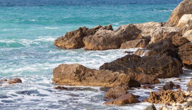 Deniz ve uçurumun güzel panoramik manzarası, Karadeniz 'de bir dağ, manzara, kıyı yolculuğu ve doğa.